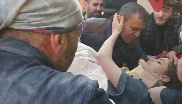 Depremden saatler sonra mucizeler sürüyor! Arama kurtarma ekipleri tüm gücüyle devrede! İşte o anlar...