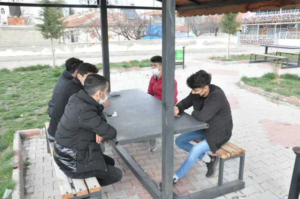1617521377344.jpg Korona iki ilçeyi böyle ayırdı! Yolun bir tarafında serbest diğer tarafında kısıtlama! - 4