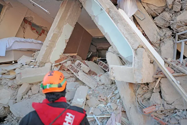 elazig-depreminde-dilek-apartmani-14-kisiye-mezar-olmustu-birbirlerini-sucladilar-1606282316916.jpg Elazığ depreminde Dilek Apartmanı 14 kişiye mezar olmuştu! Birbirlerini suçladılar - 5