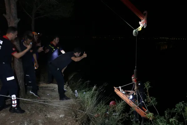 1653534384573.jpg Cep telefonuyla konuşurken 50 metrelik uçurumdan düştü - 2