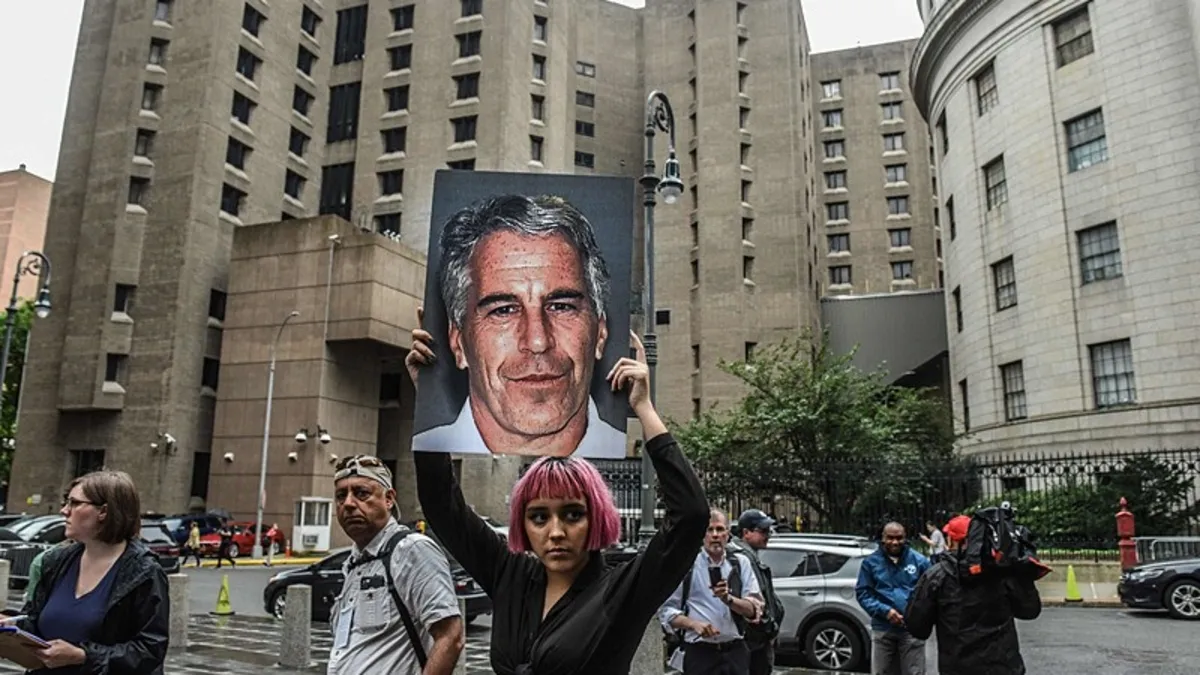 Epstein Belgeleri Açığa Çıkmalı mı? Temsilciler Meclisi Başkanı Johnson, Trump'tan Farklı Cephe Çizdi!