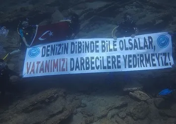 Dalgıçlardan su altında FETÖ'ye tepki