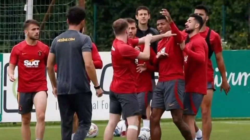 Patrick Van Aanholt ile Kerem Aktürkoğlu kavga etti o anlar anbean kamerada!