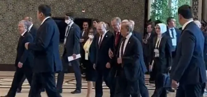 Başkan Erdoğan ve Vladimir Putin’den kol kola sohbet: Özbekistan’daki o anlar sosyal medyada gündem oldu