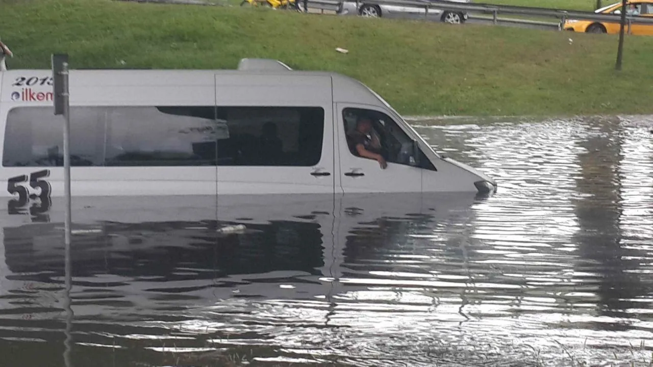 İstanbul Edirnekapı'da yağış nedeniyle araçta mahsur kaldı
