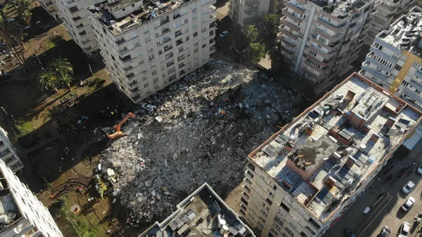 mehmetcik-depremzedelere-sicak-yemek-dagitti-1675693016045.jpg Memleketin acısı üzerinden algı operasyonu: FOX TV'de 'Askerler nerede' denirken Mehmetçik'in depremzedelere yardım ettiği anlar ekrana yansıdı - 2