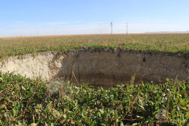 Tarlada endişelendiren görüntü! 27 metre çapında dev obruk oluştu 3