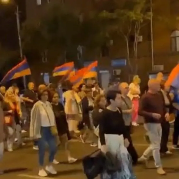 Ermenistan’da bir grup hükümet binasını bastı!
