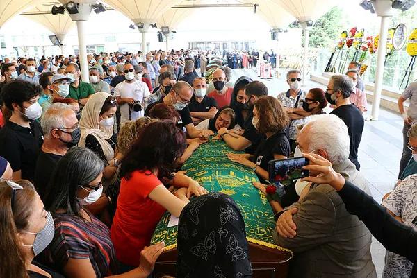 tiyatro-sanatcisi-turgay-yildiz-son-yolculuguna-ugurlandi-1627050085653.jpg Tiyatro sanatçısı Turgay Yıldız son yolculuğuna uğurlandı - 2