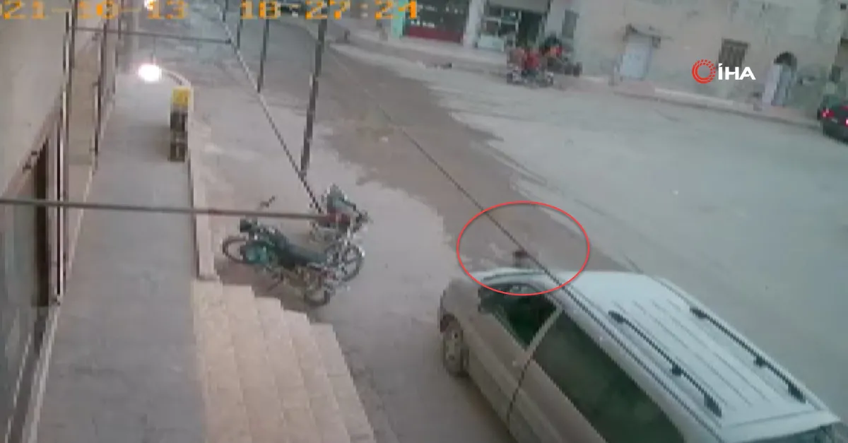 Korkunç anlar kamerada! Üzerinden araç geçen çocuk...