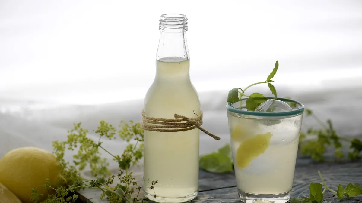 Hem sağlıklı hem serinletici: Şekersiz limonata tarifi! Bardak bardak içeceksiniz...