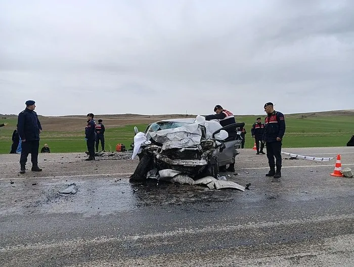 ankarada-katliam-gibi-kaza-iki-arac-kafa-kafaya-carpisti-2si-cocuk-6-olu-3-agir-yarali-1743156899907.jpeg Ankara'daki katliam gibi kazada olay yerinden görüntüler (İHA)