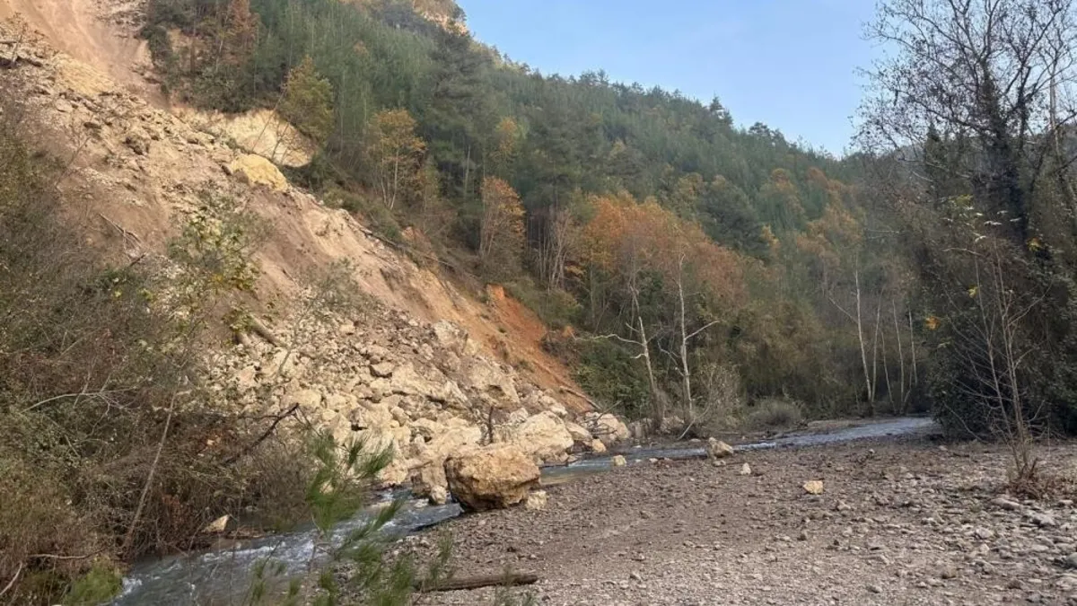 Ekipler seferber oldu! Hatay’daki yaylada korkutan heyelan