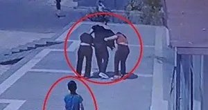 Kadın kuaförü ve kızını saçlarından sürükledi
