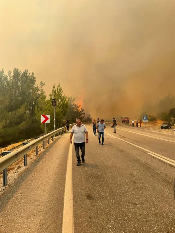 Son dakika: Antalya Manavgat'ta orman yangını! Karayolu ulaşıma kapatıldı - 2