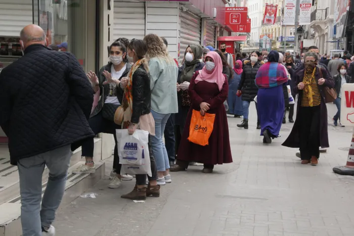Son dakika: Bu fotoğraf bugün Samsun'da çekildi! Yasağın ardından sokaklar doldu taştı - 5
