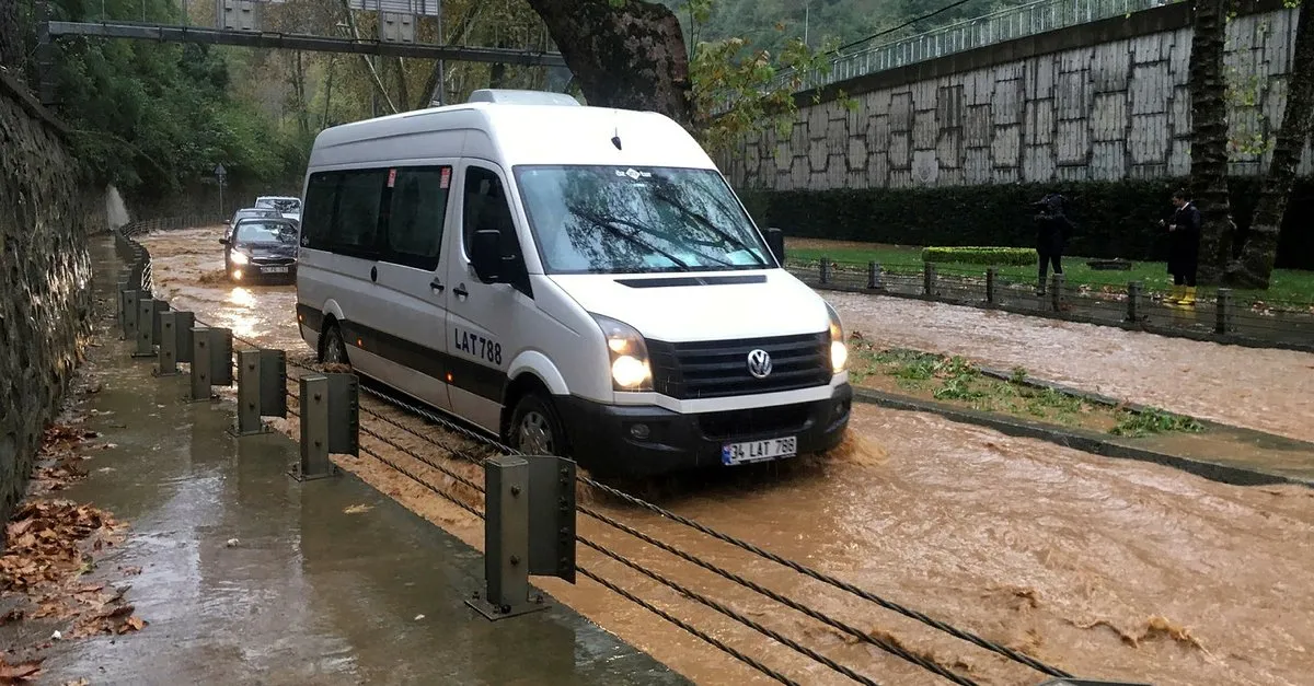 Sarıyer'de tünel girişini su bastı