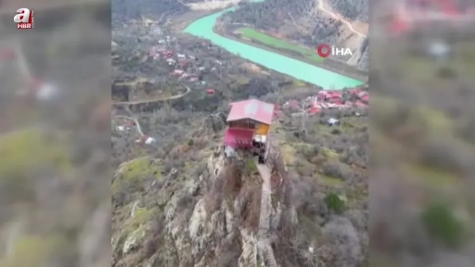 Kayalığa yapılan ev görenleri şaşırtıyor