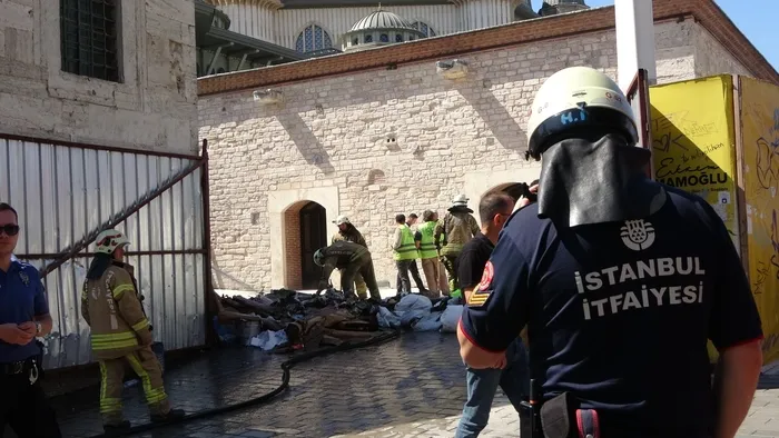 taksim-meydaninda-korkutan-yangin-vatandaslar-buyuk-panik-yasadi-1717338172832.jpg Taksim Meydanı'nda korkutan yangın! Vatandaşlar büyük panik yaşadı | İşte alevlerin nedeni - 4