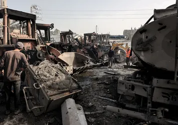 İsrail Gazze’de iş makinelerini de vurdu! Belediye binası bombalandı araçlar imha edildi