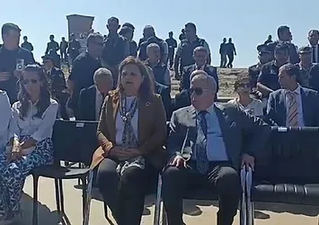 CHP'li Burcu Köksal'dan şehitlikte saygısızlık! 'Plastik sandalye' krizi: Görevlileri azarladı