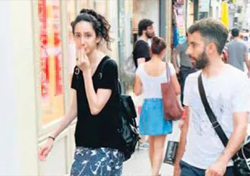 Gazetecileri görünce mağazaya kaçtılar!