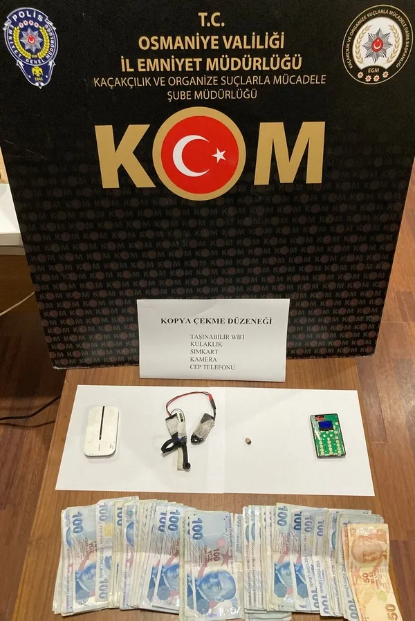 osmaniyede-ehliyet-sinavinda-gorulmemis-kopya-duzenegi-bakin-nasil-yakayi-ele-verdi-1639642103735.jpg Osmaniye’de ehliyet sınavında görülmemiş kopya düzeneği! Bakın nasıl yakayı ele verdi? - 2