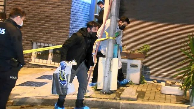 İstanbul'da 24 yaşındaki genç yaşadığı apartmanın önünde ölü bulundu - 4