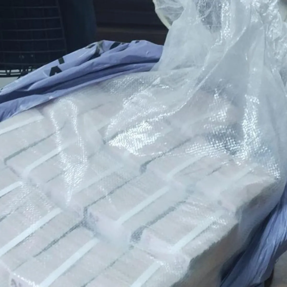 Pendik'te bir evin bodrumundaki çuval ve torbalarda 3 milyon 912 bin 800 TL bulundu