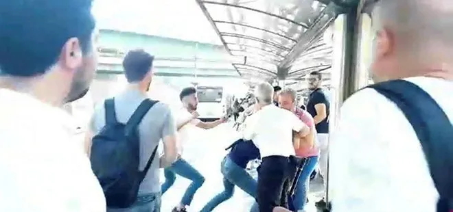 Metrobüs durağında uyardığı yolcunun saldırısına uğradı |Video