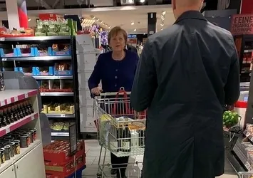 Angela Merkel market alışverişi yaparken görüntülendi