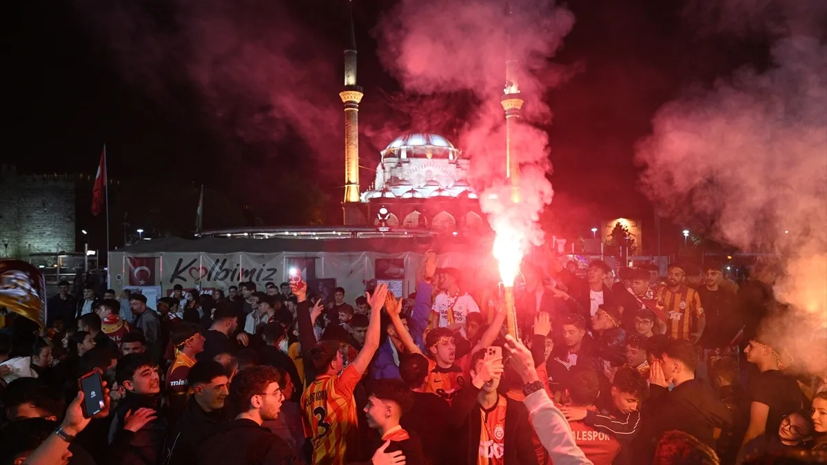 Sarı-Kırmızı Renkler Türkiye'yi Donattı: Şampiyonluk Coşkusu Ülke Geneline Yayıldı