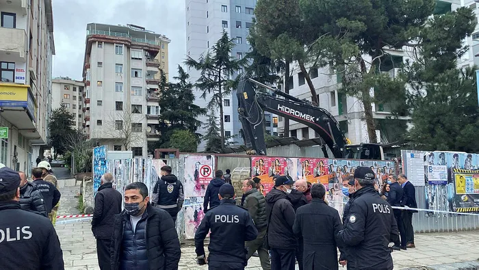 Kadıköy'de istinat duvarı çöktü: 5 katlı bina... - 1