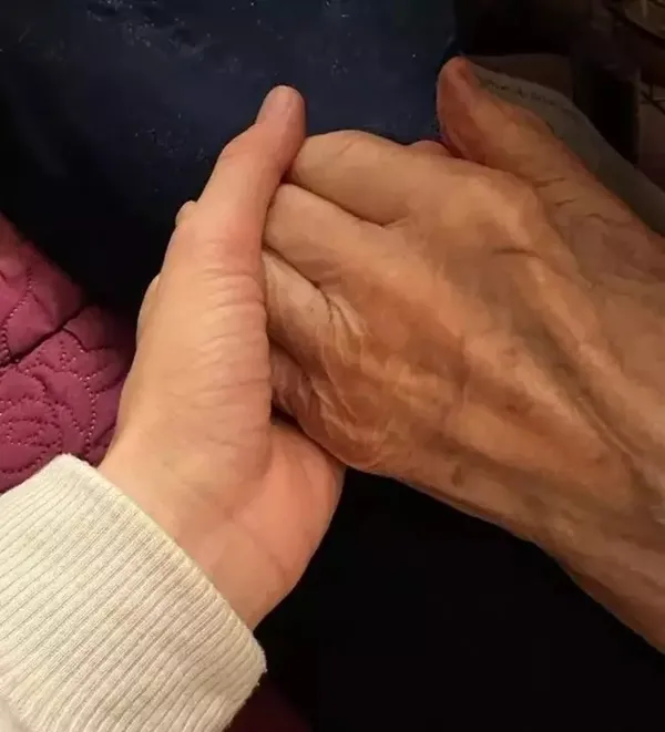 1699947547331.jpeg Yıldız Çağrı Atiksoy'u yıkan ölüm: Seninle koca bir devir kapandı - 3