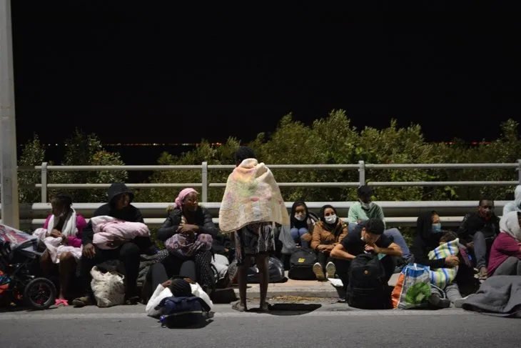 Moria sığınmacı kampı küle döndü! Yunan polisi kaçmak isteyen mültecileri...
