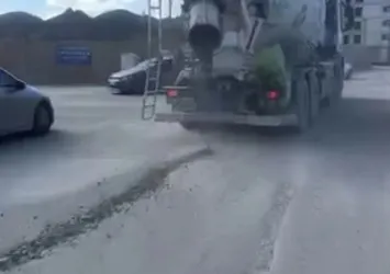 Seyir halindeki mikserin yola beton döktüğü anlar kamerada