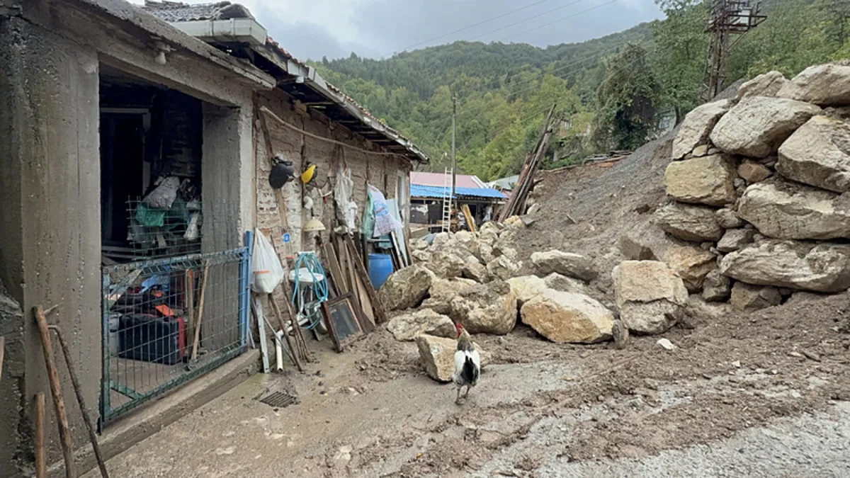 Bartın'da heyelan; 2 ev tahliye edildi