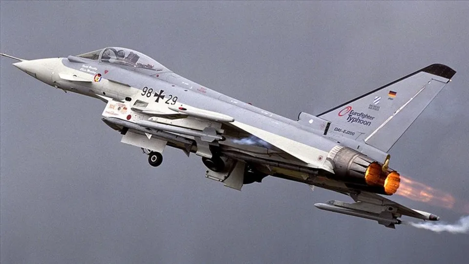 Almanya’da iki savaş uçağı düştü