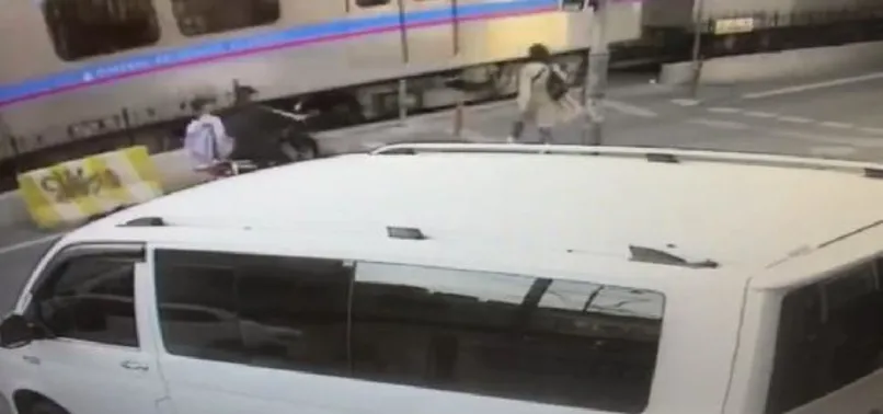 İstanbul’da feci kaza! Tramvaya çarpan motosiklet metrelerce sürüklendi