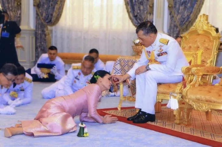 Tayland Kralı Maha Vajiralongkorn’un 20 cariyesiyle birlikte coronavirüs karantinasına girdi