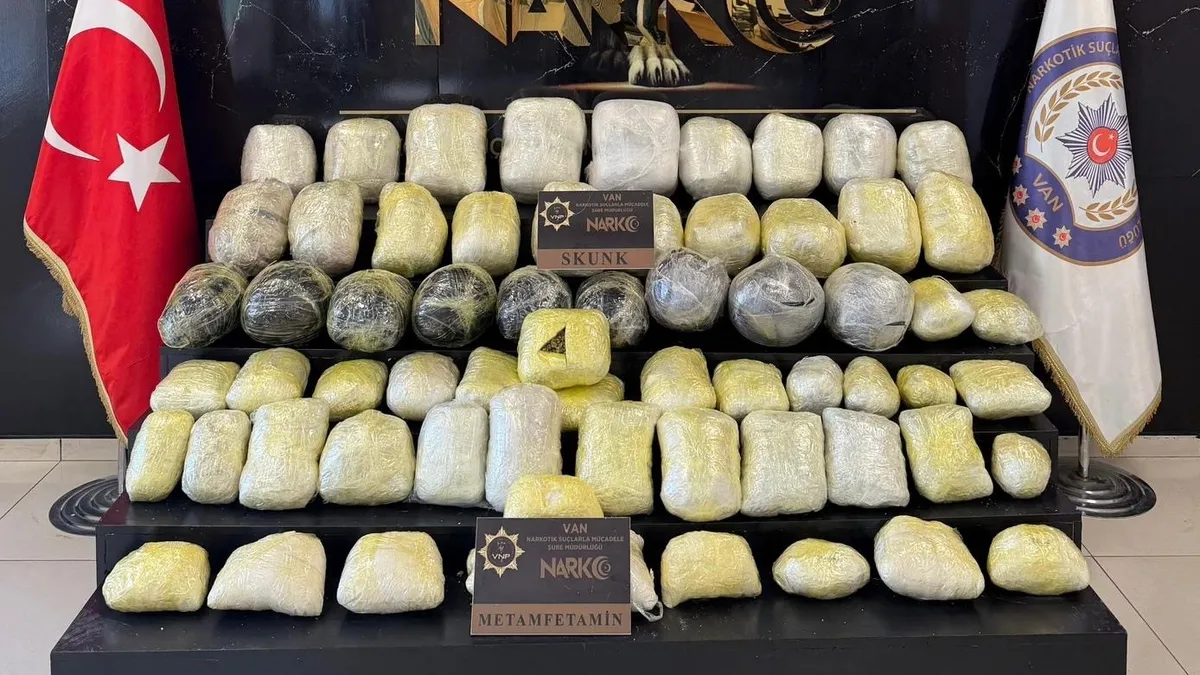 Van’da zehir tacirlerine geçit yok! 74 kilo uyuşturucu ele geçirildi