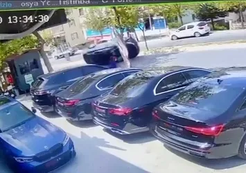 Önce refüje sonra ağaca çarpıp takla attı! Yaya son anda kurtuldu