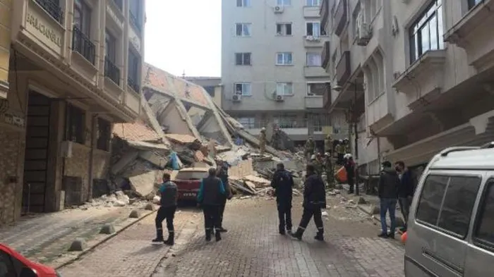 Son dakika: Zeytinburnu'nda faciayı önleyen kahraman bisikletçi konuştu: Kapı kapı dolaşıp böyle uyarmış - 3