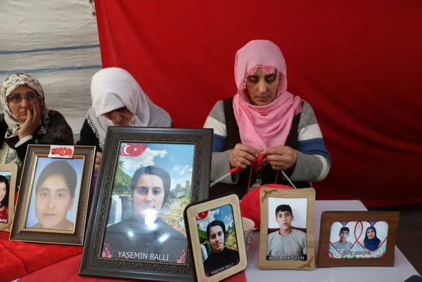 Diyarbakır anneleri depremzedeler için atkı ve bere örüyor - 1