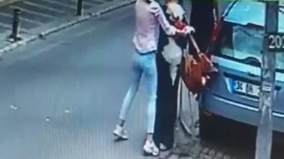 Üsküdar’da komşular birbirine girdi! Köpeği çalıp boğazını sıktı, sahibine saldırdı