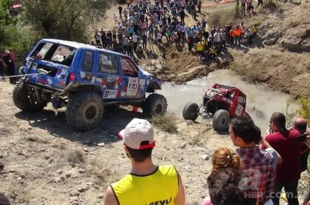 Yarışta göle uçan cip pilotu boğulmaktan son anda kurtarıldı 4