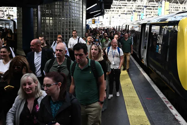 Birleşik Krallık'ta son 30 yıldır böylesi görülmedi! 50 bin işçi greve gitti ulaşım çöktü - 3