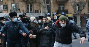 Sokaklar ’Paşinyan istifa’ sloganlarıyla inledi