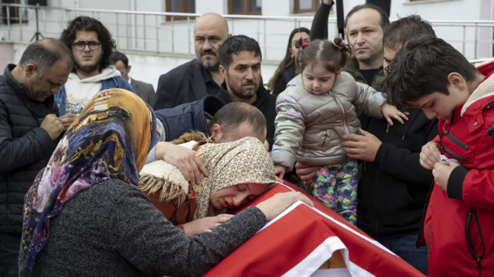 Bartın Amasra'da yürek yakan görüntü! Okan Akgül’ün 2 yaşındaki kızı babasının fotoğrafını böyle gösterdi