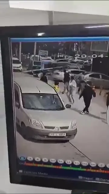 konyada-firtina-agaclari-devirdi-baz-istasyonu-otomobilin-ustune-dustu-1713625838652.jpg Konya'da fırtına ağaçları devirdi! Baz istasyonu otomobilin üstüne düştü - 2